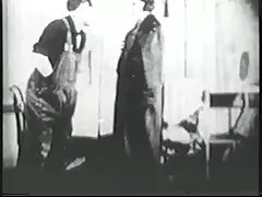 Vintage porn slut armastab on tema tuss näppudega enne, kui ta seljas suur türa