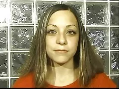 Brünett voodi ronib ja levib tema jalgade