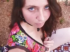 Karvane brunettes evette on olla alasti aias