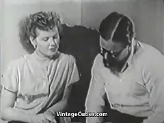 Karvane poiss tungis tema uus sõber (1950ndate aastate vintage)
