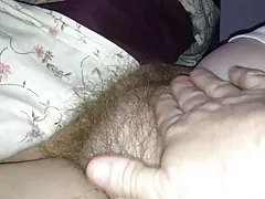 Pigistada tema pehme chubby karvane küngas