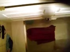 Melina võttes dušš peidetud nukk