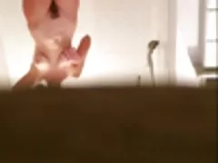 Aegluubis karvane bush naise välja dušš